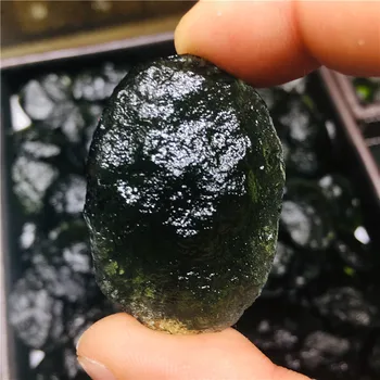 Naturlige tjekker meteorit slagfast Moldavien sten, krystal energi sten til at beskytte familiens sikkerhed 16208