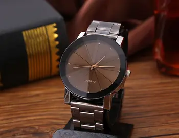 Fashionable casual ur levering Sydkorea premium brand stål bælte mænds og kvinders ure elskere ure den studerende bordet