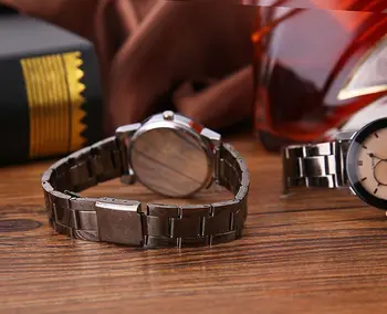 Fashionable casual ur levering Sydkorea premium brand stål bælte mænds og kvinders ure elskere ure den studerende bordet